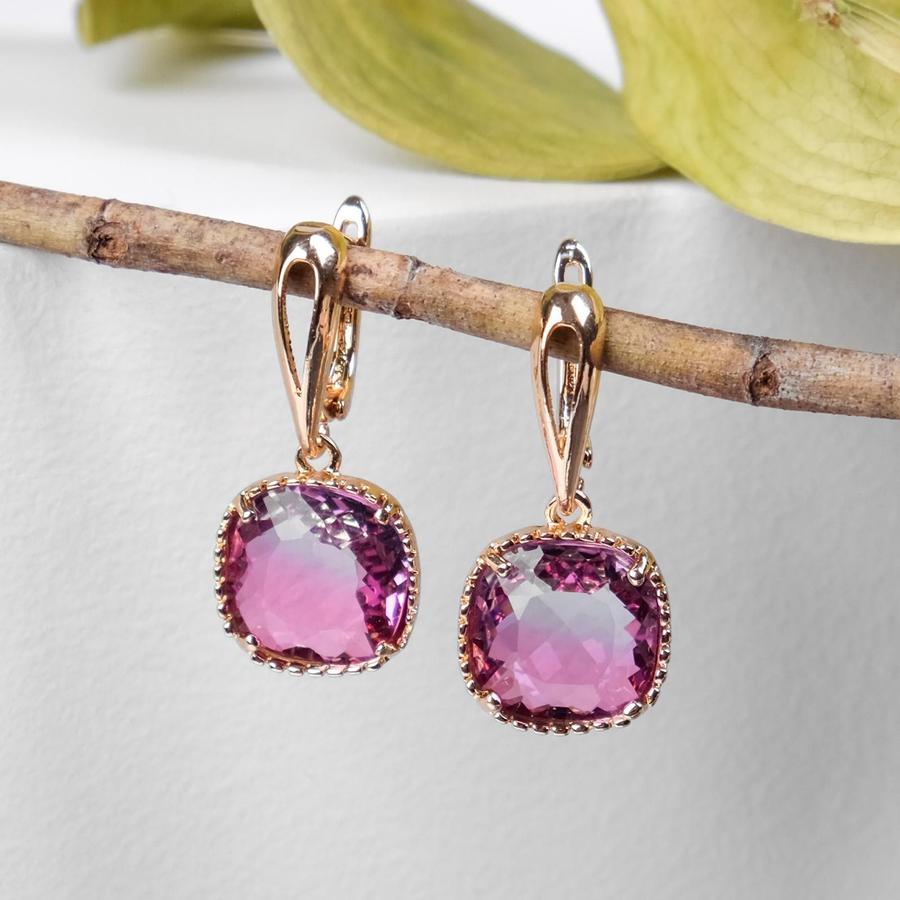 Серьги со стразами Иллюзион, плавный квадрат, малиново-фиолетовые в золоте