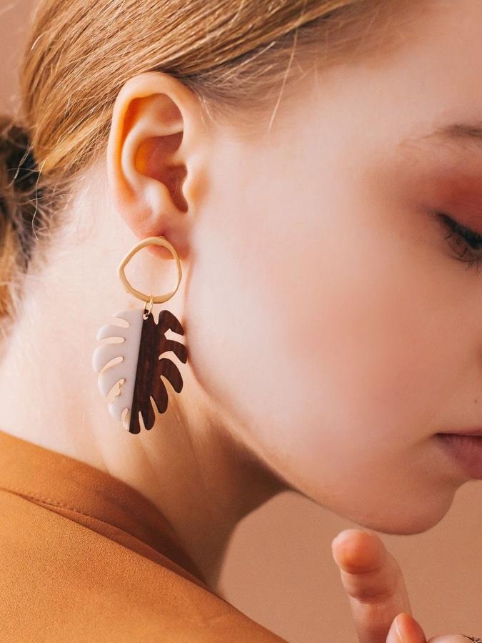 Женские серьги бижутерия «Ваканда» монстера бело-коричневые в золоте