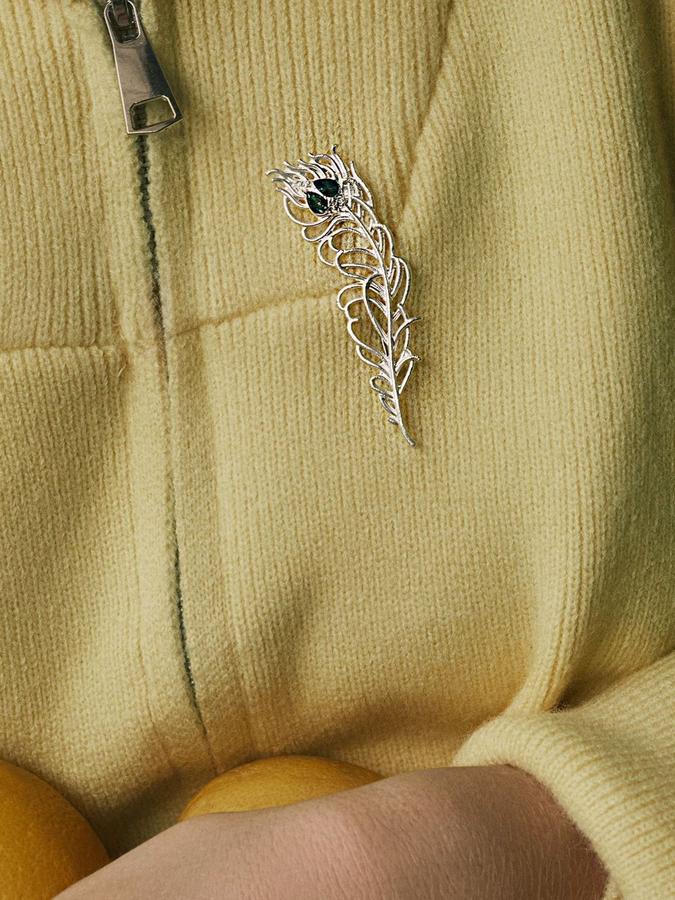 Брошь "Перо" зеленого цвета в матовом серебре