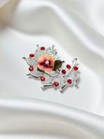 Женская брошь из бижутерии "Цветы шиповника" красная в серебре