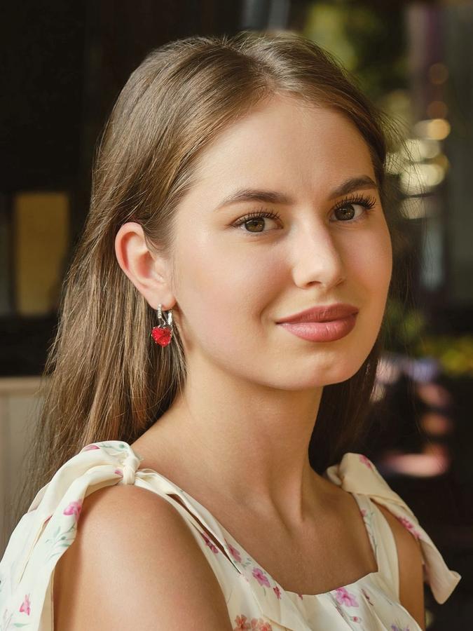 Женские серьги бижутерия с бело-красными стразами "Сердце" в серебряной оправе