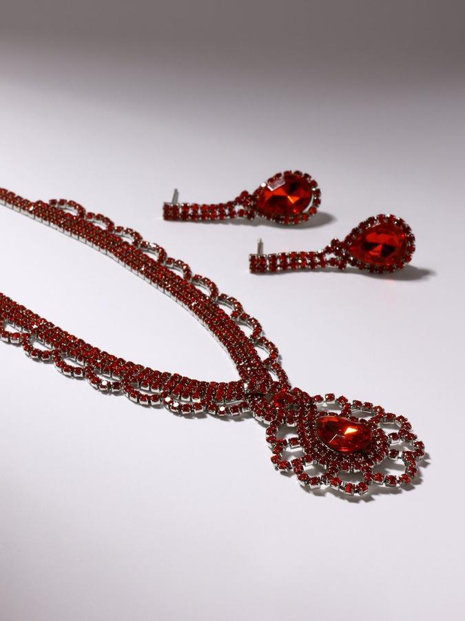 Комплект женской бижутерии: крупные серьги и колье на шею